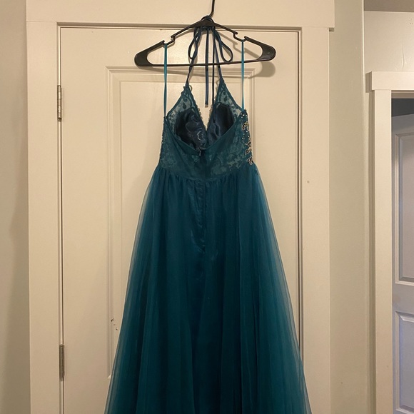 Beautiful formal gown - Picture 4 of 5